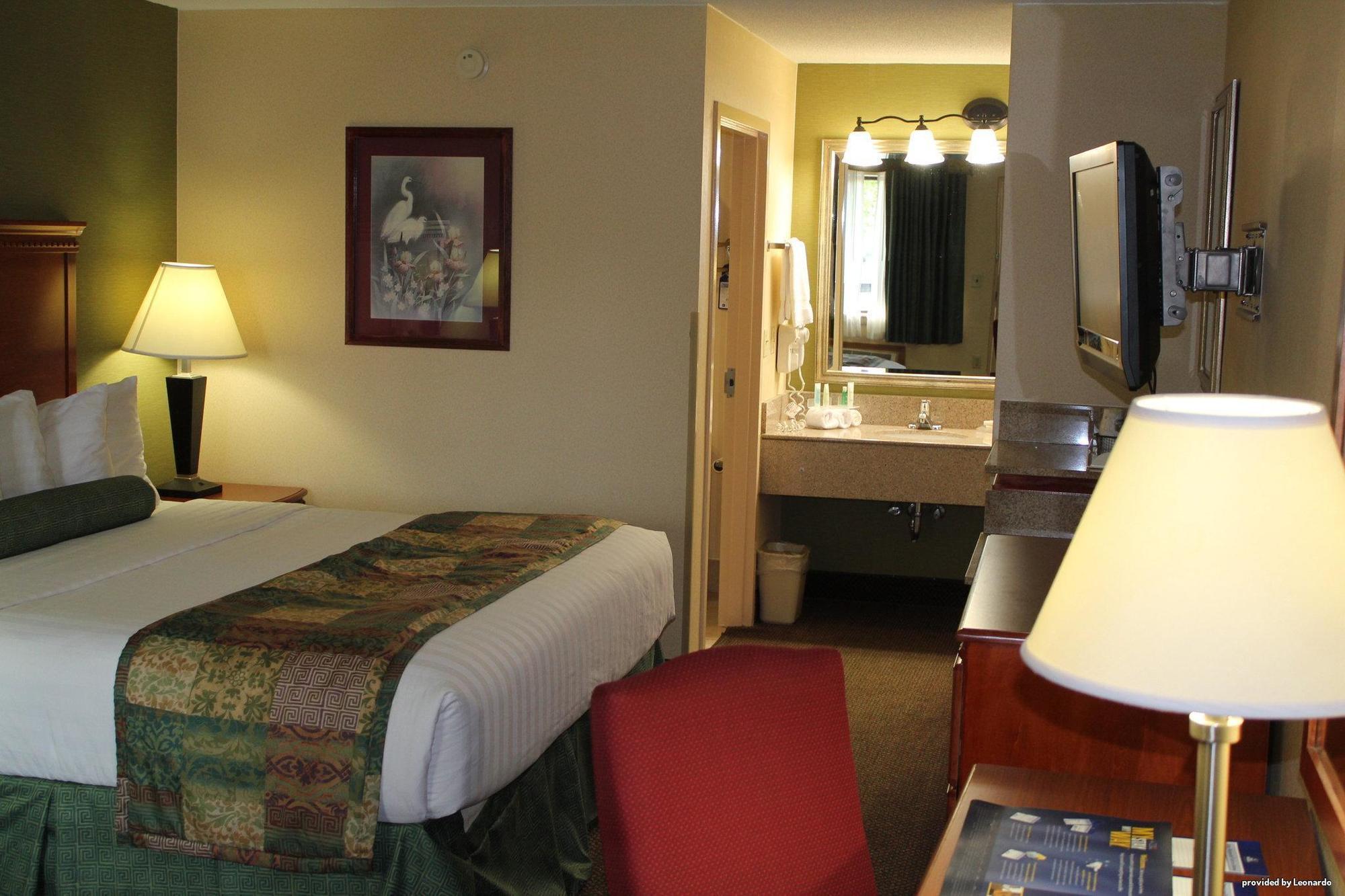 Best Western Shelbyville Inn And Suites Celebration Inn Room photo