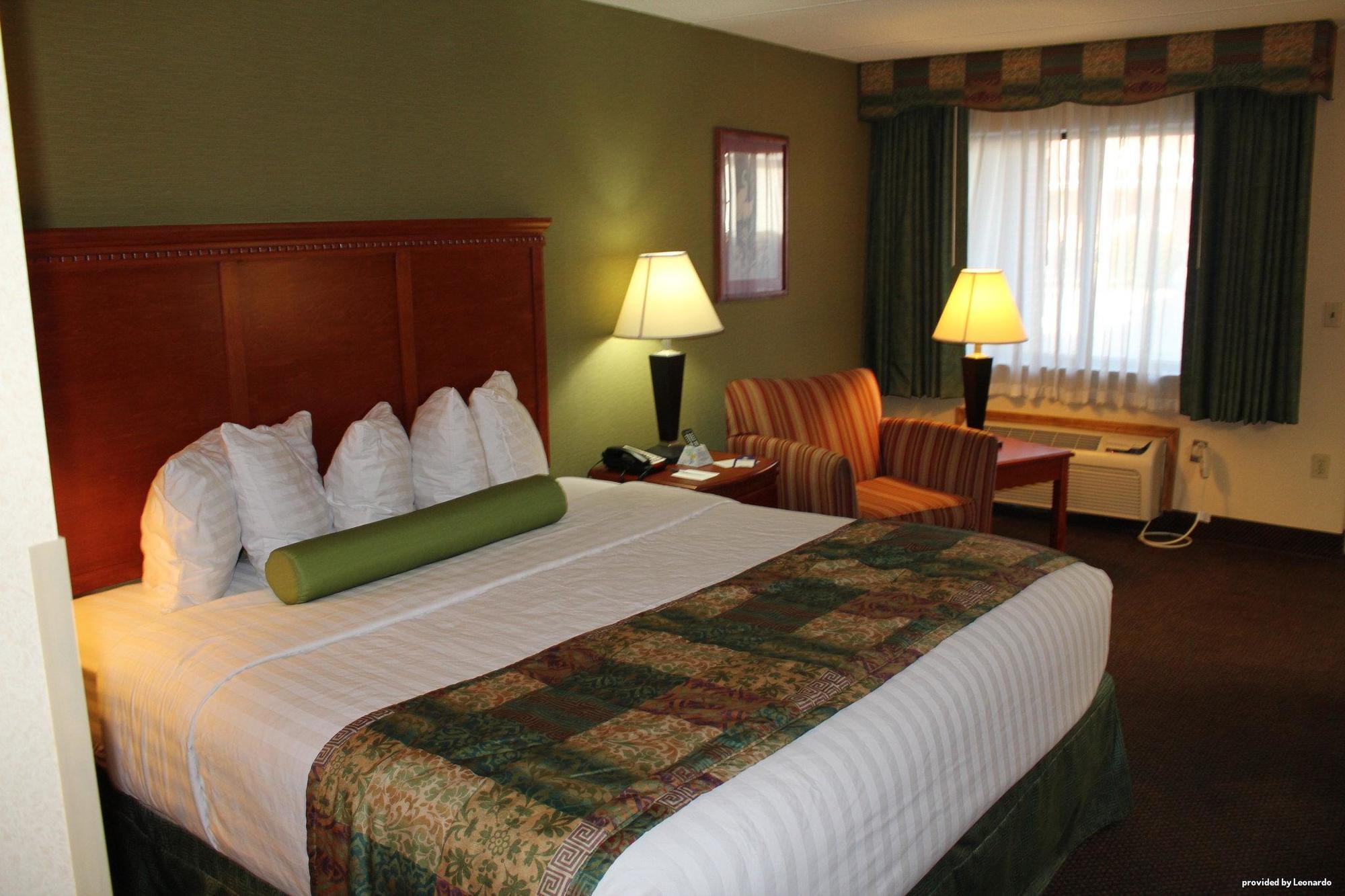 Best Western Shelbyville Inn And Suites Celebration Inn Room photo