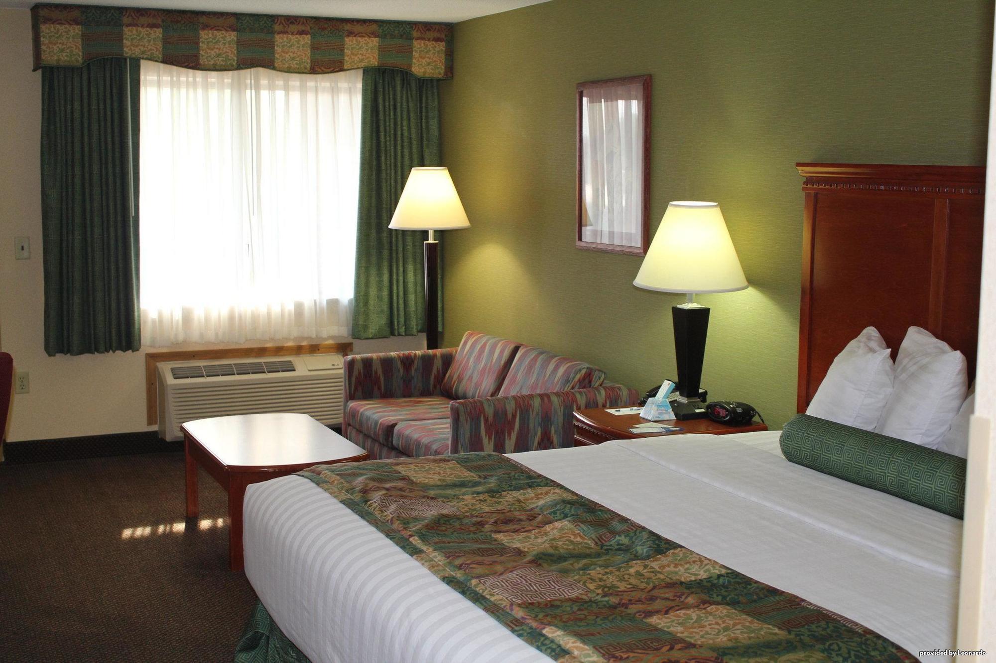 Best Western Shelbyville Inn And Suites Celebration Inn Room photo